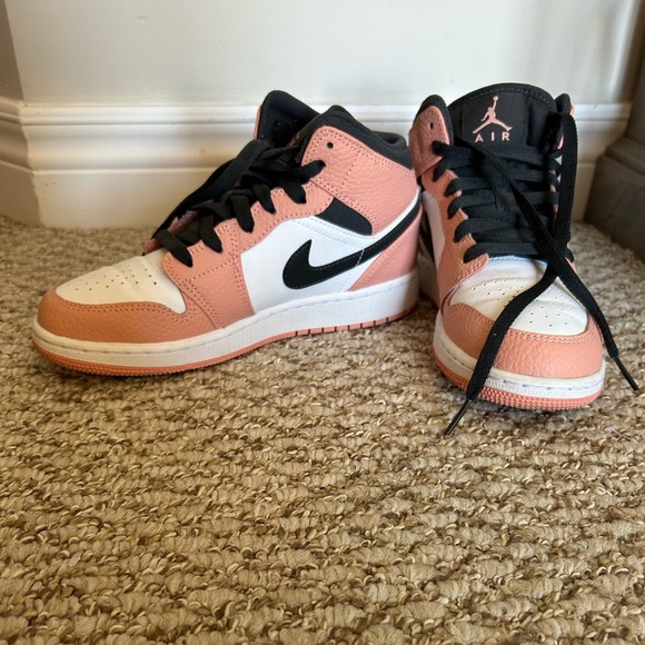 Jordan 1 Mid - Picture 1 of 3